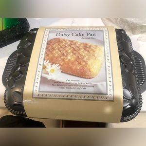 New Nordic Ware Daisy Cake Pan